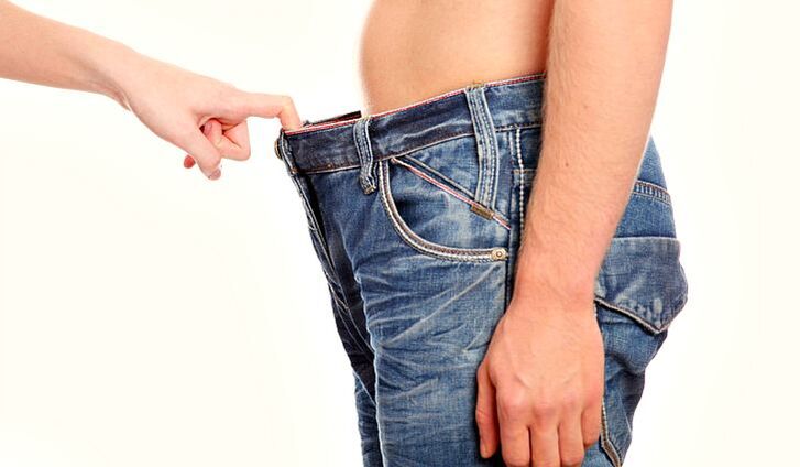 kadın penisi büyütülmüş bir adamın pantolonuna bakıyor